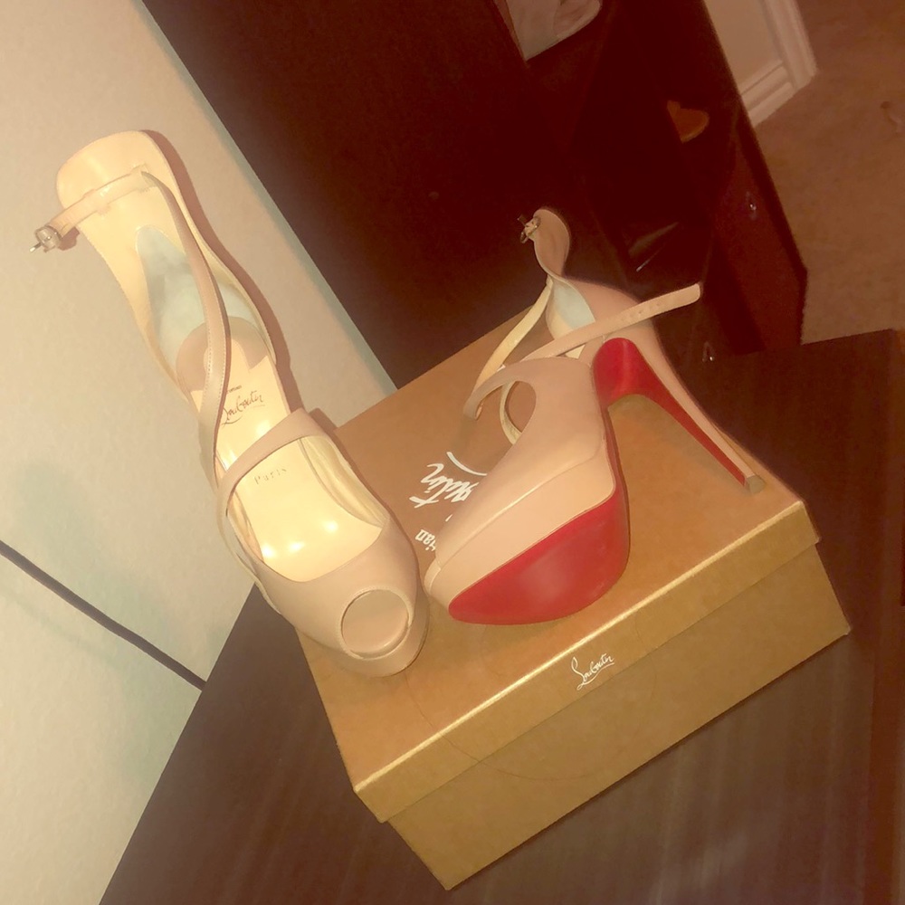 Christian Louboutin “going out” Pumps.